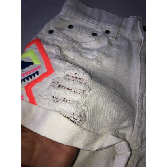 New Carmar Mid Rise White Denim Shorts LF Store Cotton Distressed Embroidered 24 - Picture 2 of 9